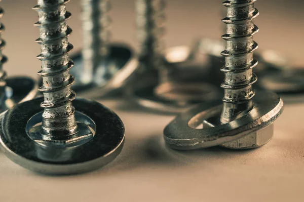 Una Toma Selectiva Enfoque Tornillos Autorroscantes Con Anillos Metálicos — Foto de Stock