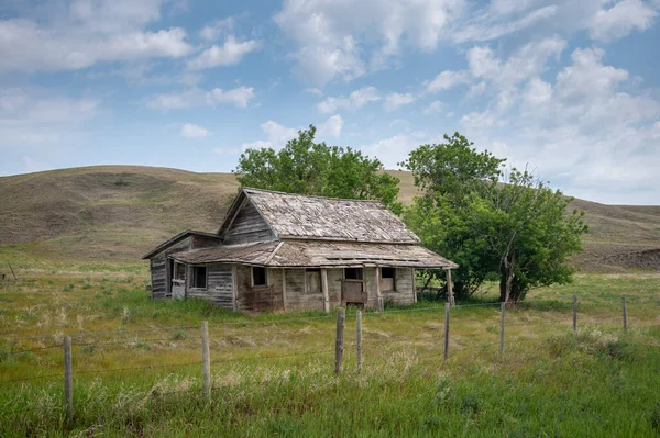 Horizontale Aufnahme Eines Alten Zerstörten Holzhauses Auf Einer Sonnigen Grünen — Stockfoto