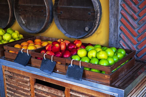 市場で販売されている木箱の中の新鮮な果物 — ストック写真