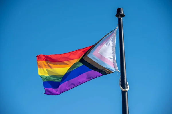 Ένα Κοντινό Πλάνο Του Rainbow Lgbt Σημαία Κυματίζει Στο Μπλε — Φωτογραφία Αρχείου
