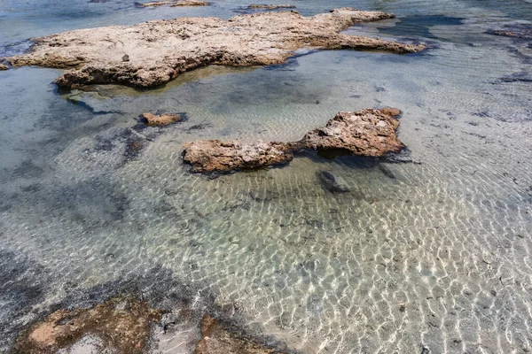 从悬崖顶上俯瞰多彩的海水和岩石海岸 — 图库照片