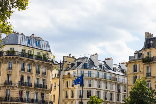 Párizs Franciaország 2021 Augusztus Gyönyörű Kilátás Erkélyes Lakóépületekre Párizsban Franciaországban — Stock Fotó