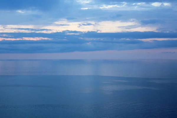 Beau Paysage Marin Avec Eau Calme Sur Fond Ciel Nuageux — Photo