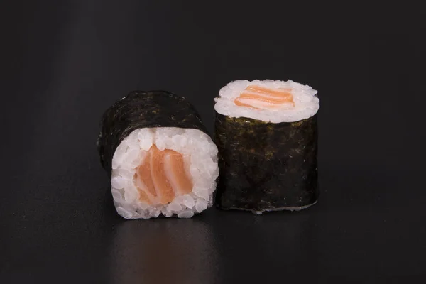 经典寿司卷在黑色背景上的特写 — 图库照片
