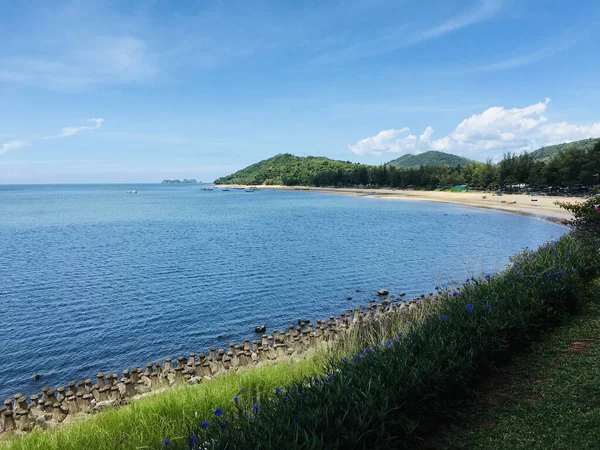 平静而美丽的大海美景在平静的阳光普照的日子 — 图库照片