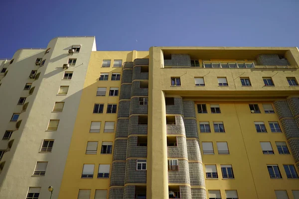 Lissabon Portugal Juli 2021 Eine Flache Ansicht Eines Gelben Hochhauses — Stockfoto