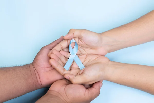 Due Mani Che Tengono Nastro Azzurro Segno Cancro Alla Prostata — Foto Stock