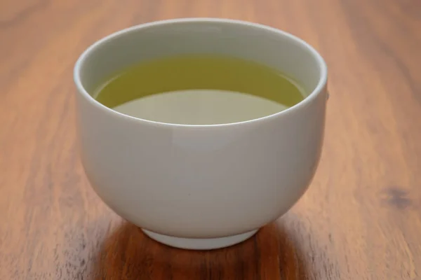 Здоровая Зеленый Чай Подается Белой Керамической Минималистской Чашки Деревянный Стол — стоковое фото