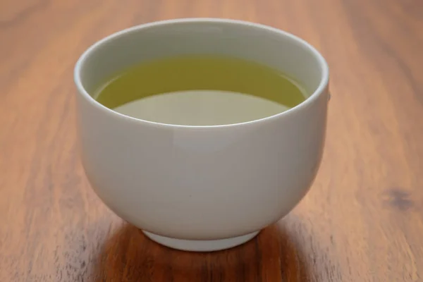 Saludable Verde Servido Una Taza Minimalista Cerámica Blanca Sobre Una — Foto de Stock