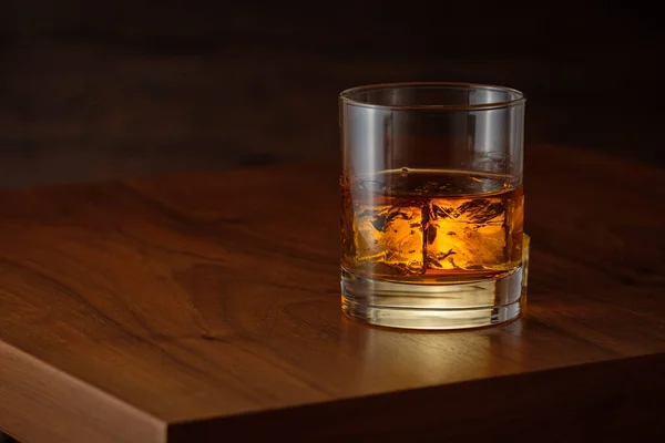 Verre Whisky Luxueux Avec Des Glaçons Sur Une Table Bois — Photo