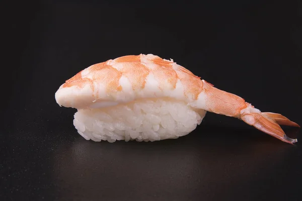 Zbliżenie Ebi Sushi Czarnym Tle — Zdjęcie stockowe
