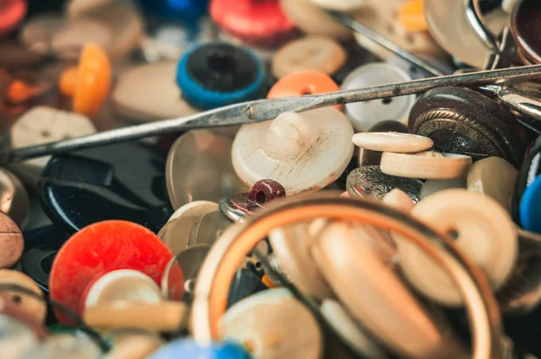 Tiro Foco Seletivo Botões Coloridos Diferentes Tamanhos Materiais Costura — Fotografia de Stock