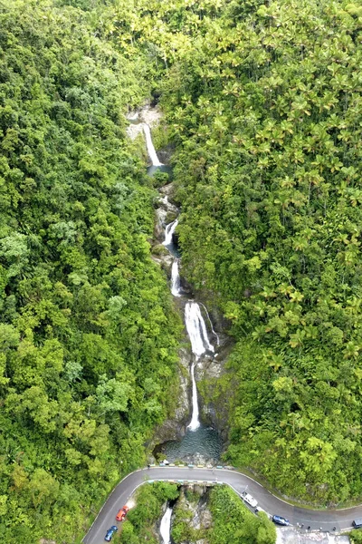 Tiro Vertical Uma Cachoeira Uma Colina Coberta Vegetação Com Uma — Fotografia de Stock