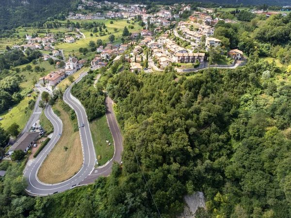 Blick Auf Eine Stadt Grünen Bergen — Stockfoto