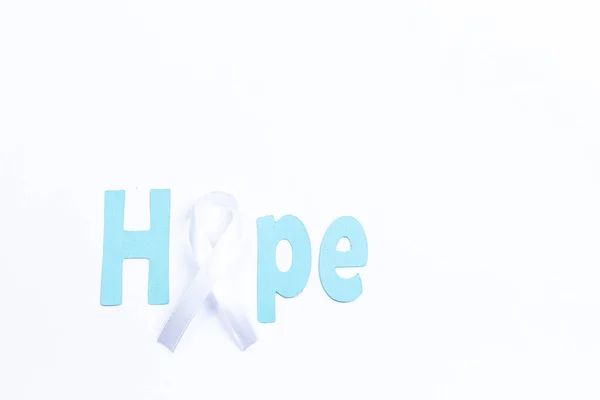 Uma Fita Branca Câncer Pulmão Com Palavra Vida Isolada Fundo — Fotografia de Stock