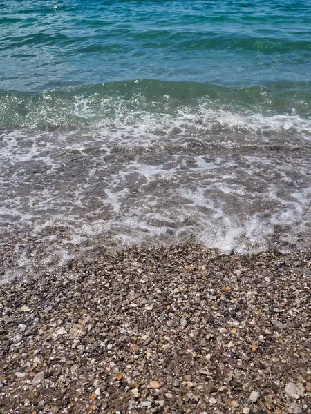 Colpo Verticale Della Spiaggia Con Onde Che Arrivano Dal Mare — Foto Stock