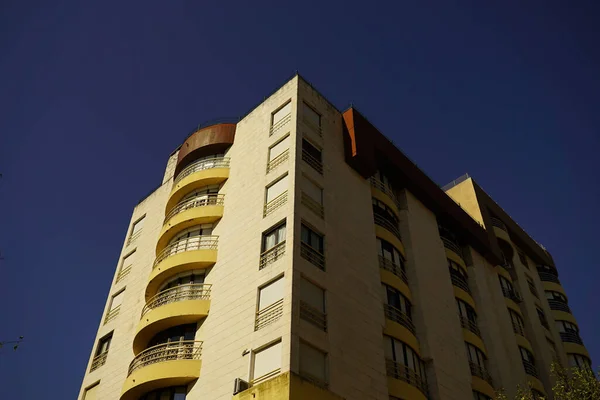 Lisbo Portugal 2021 Edificio Residencial Con Balcones Redondos Fondo Azul —  Fotos de Stock