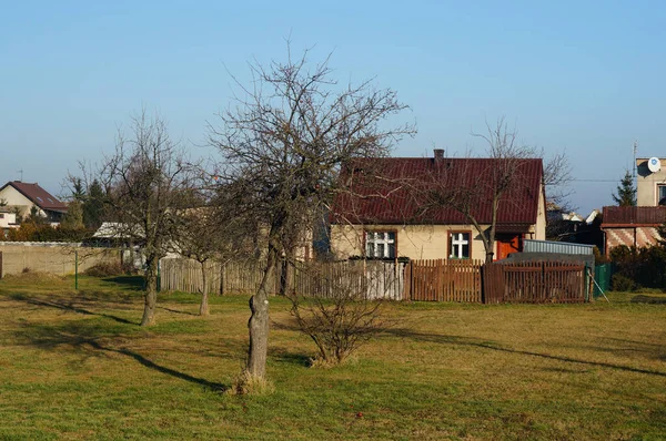 Gadki Poland Aug 2021 Det Gröna Gräsfältet Framför Byns Hus — Stockfoto