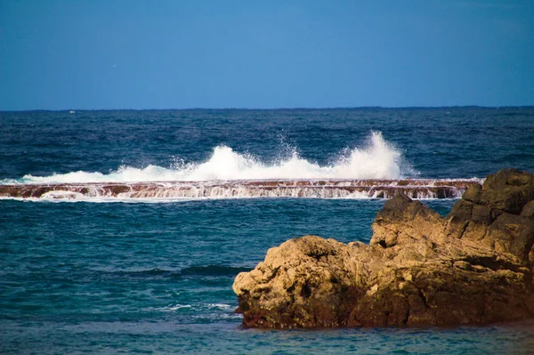 Güzel Kayalık Bir Sahilin Büyüleyici Manzarası — Stok fotoğraf