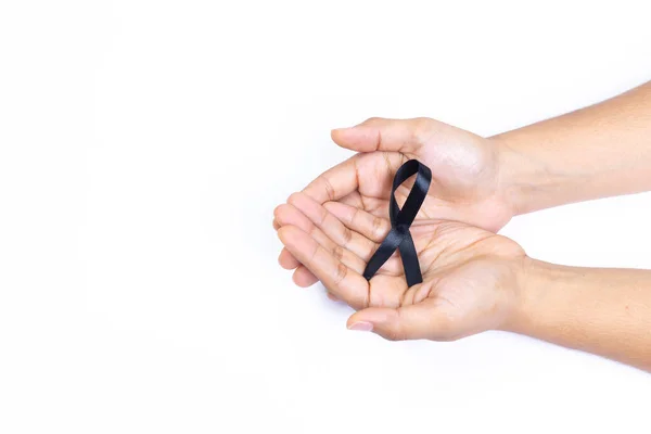 Obě Ruce Drží Černou Stuhu Symbol Rakoviny Melanomu Bílém Pozadí — Stock fotografie