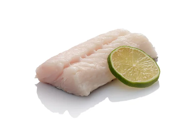 Strzał Bliska Świeżego Filetu Ryby Morszczuka Plasterkiem Limonki Izolowanym Białym — Zdjęcie stockowe