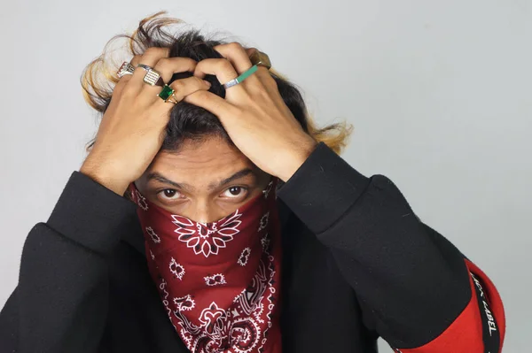 Jovem Bandido Indiano Com Uma Bandana Cobrindo Seu Rosto Anéis — Fotografia de Stock