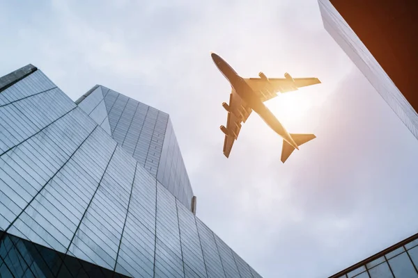 Una Toma Ángulo Bajo Avión Volador Entre Edificios Modernos Atardecer — Foto de Stock