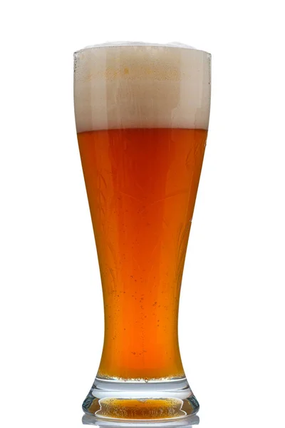 一杯麦芽啤酒的垂直镜头 杯子里有泡沫 与白色隔离 — 图库照片