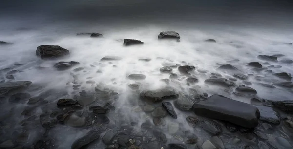 Skalnatý Břeh Obklopený Mořem Dlouhou Expozicí Ponuré — Stock fotografie