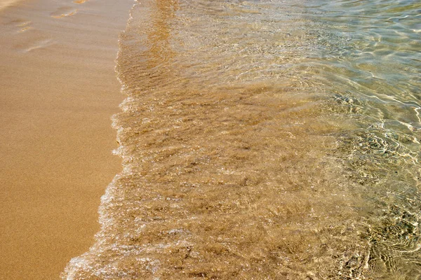 Zdjęcie Lotnicze Piaszczystej Falistej Plaży Oceanu Przejrzystą Przejrzystą Wodą — Zdjęcie stockowe