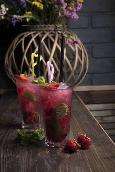 Dois Copos Mojitos Morango Refrescantes Contexto Castiçal Vime Decorado Com — Fotografia de Stock