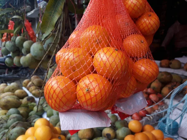 Friss Narancs Lóg Egy Hálós Zacskó Jelenik Meg Piacon — Stock Fotó