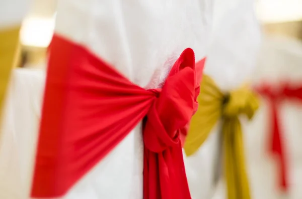 Primer Plano Cinta Roja Una Silla Cubierta Blanco — Foto de Stock