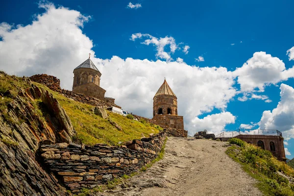 Iglesia Trinidad Gergeti Tsminda Sameba Kazbegi Georgia Bajo Monte Kazbegi —  Fotos de Stock