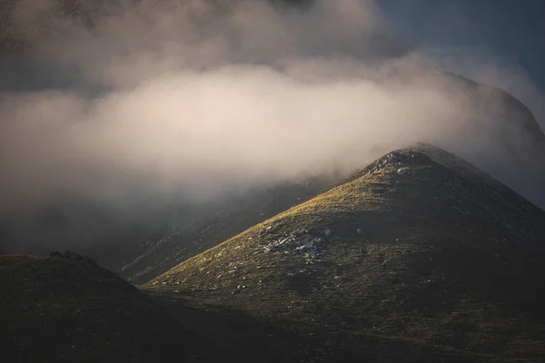 Een Prachtige Bergketen Onder Mistige Daglicht Lucht — Stockfoto