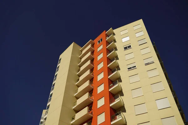 Lisbon Portugalsko Července 2021 Nízký Pohled Obytnou Budovu Pozadí Modré — Stock fotografie