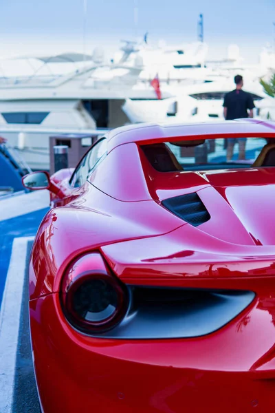 Şehrin Plaj Arka Planında Kırmızı Modern Bir Spor Arabanın Arka — Stok fotoğraf
