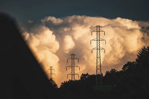 Torres Transmissão Sob Céu Com Grandes Nuvens Fofas — Fotografia de Stock