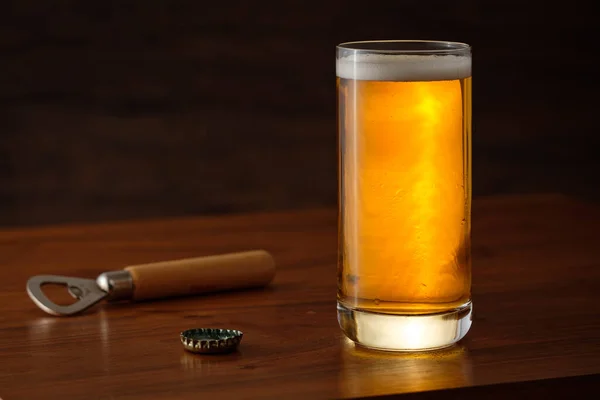Een Glas Fris Bier Met Bottelopener Dop Houten Tafel — Stockfoto