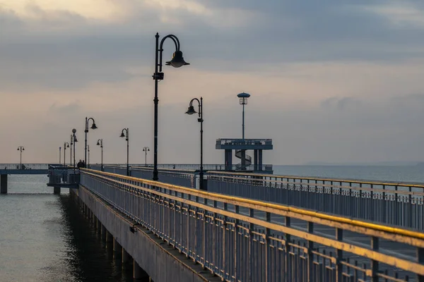 Een Prachtige Zonsondergang Boven Kalme Zee Een Pier — Stockfoto