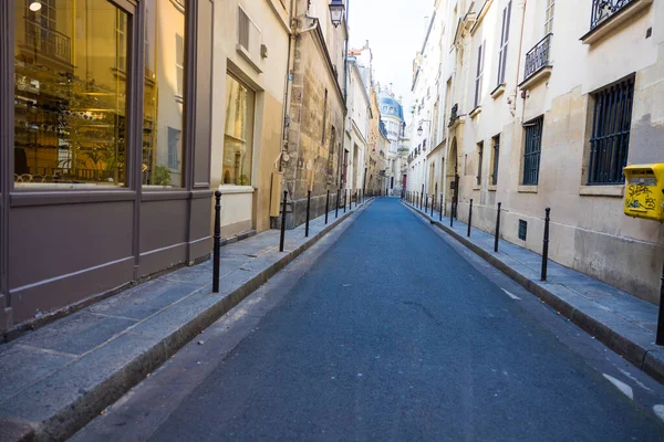 Pequeno Beco Rodoviário Através Edifícios Paris França — Fotografia de Stock