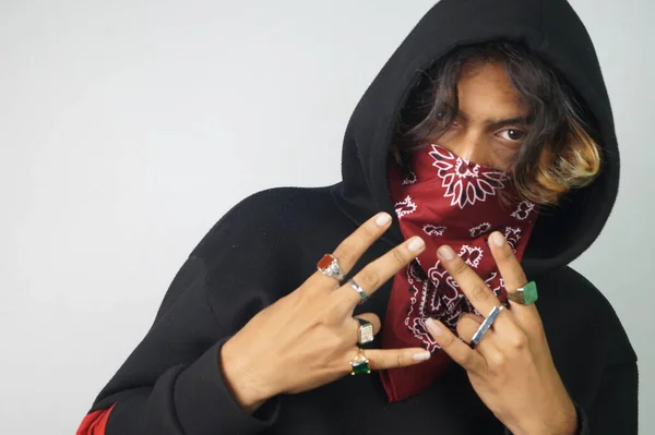 Ung Gangsterindian Med Bandana Som Skyltar Sitt Ansikte — Stockfoto