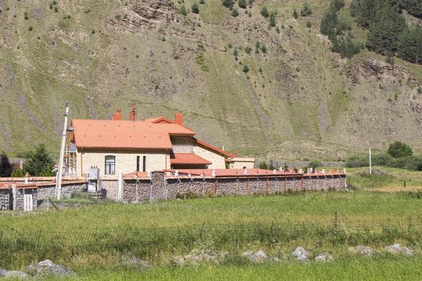 Een Prachtig Huis Met Een Oranje Dak Geïsoleerd Het Groene — Stockfoto