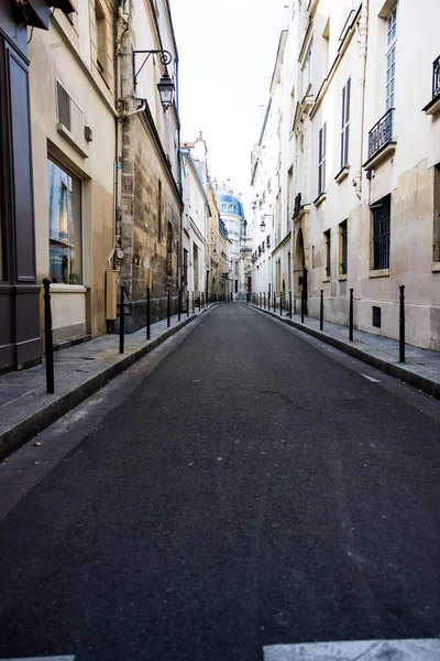 Plano Vertical Pequeño Callejón Por Carretera Través Edificios París Francia —  Fotos de Stock