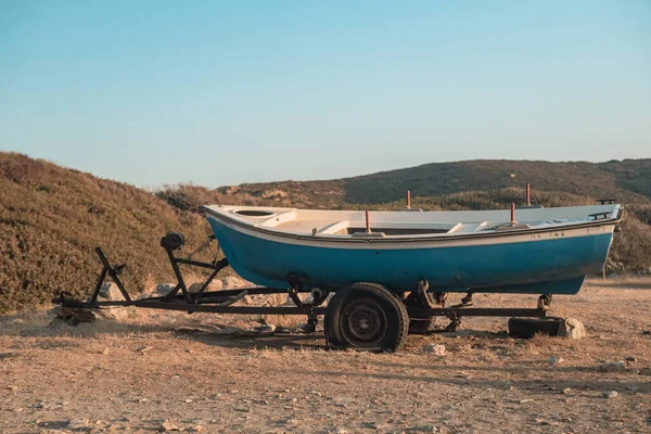 Barco Azul Una Carretilla Orilla Del Mar — Foto de Stock