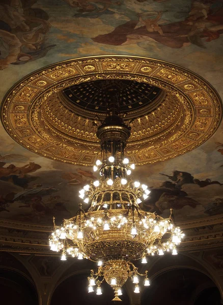 Vertical Shot Chandelier Hungarian State Opera House Budapest Hungary — Stock Photo, Image