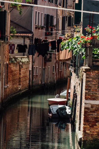 Een Rustige Omgeving Van Een Kanaal Met Boten Venetië Ital — Stockfoto