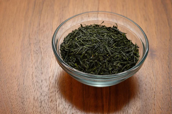 Верхний Вид Японского Сенча Сухой Зеленый Чай Листья Стеклянной Чашке — стоковое фото