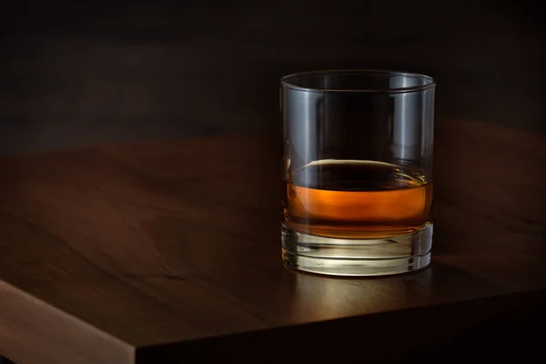 木製のテーブルの上に豪華なウイスキーとタンブラーガラス — ストック写真