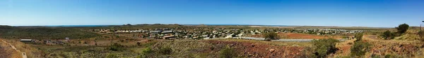 Ein Panoramabild Einer Landschaft Mit Büschen Und Felsen Und Blauem — Stockfoto